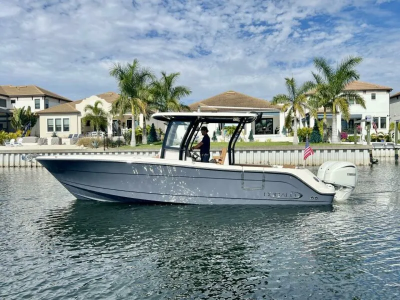 The Image of Robalo R302 Center Console 2025 - 7384891