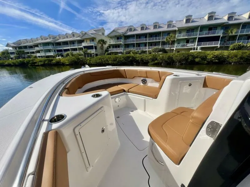 Slide: The Image of Robalo R302 Center Console 2025 - 7384906