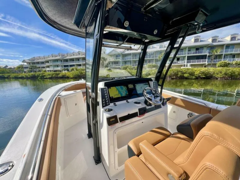 Slide: The Image of Robalo R302 Center Console 2025 - 7384903