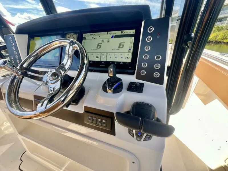 Slide: The Image of Robalo R302 Center Console 2025 - 7384905