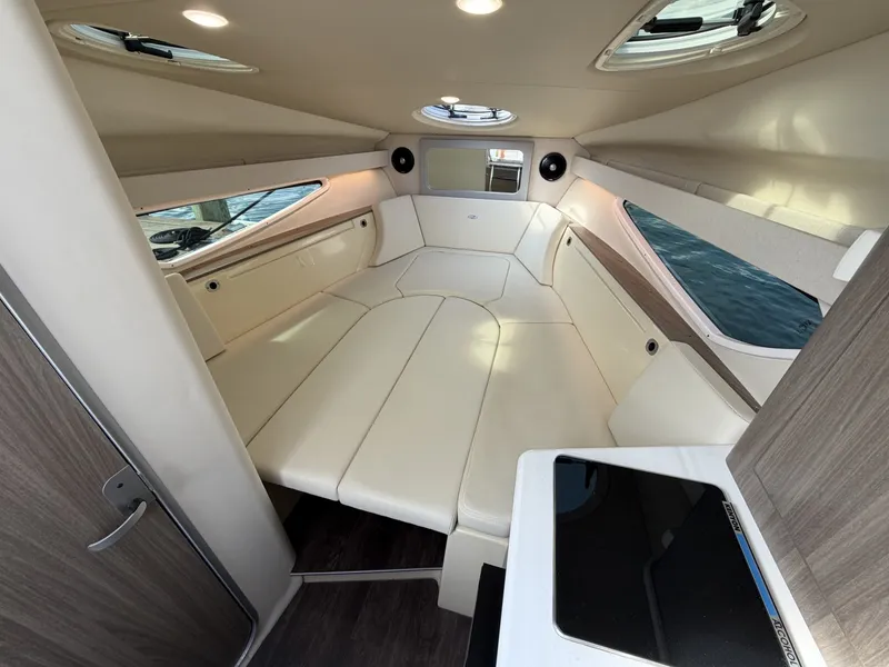 Slide: The Image of Regal 28 Express 2020 - 7461055