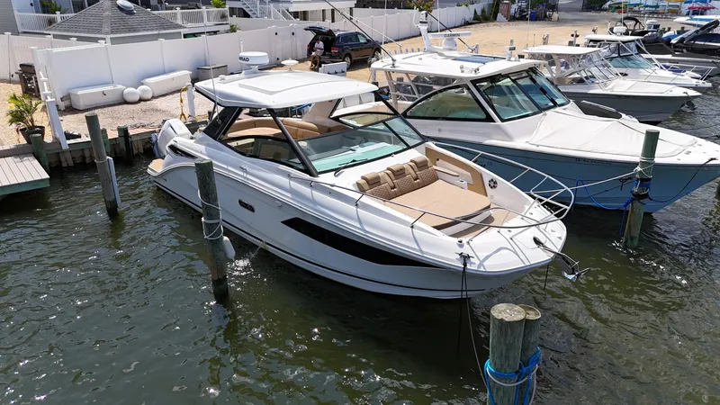 Slide: The Image of Sea Ray 320 Sundancer OB 2025 - 7156476