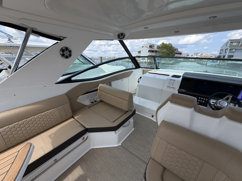 Slide: The Image of Sea Ray 320 Sundancer OB 2025 - 7156485