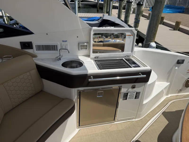 Slide: The Image of Sea Ray 320 Sundancer OB 2025 - 7156486