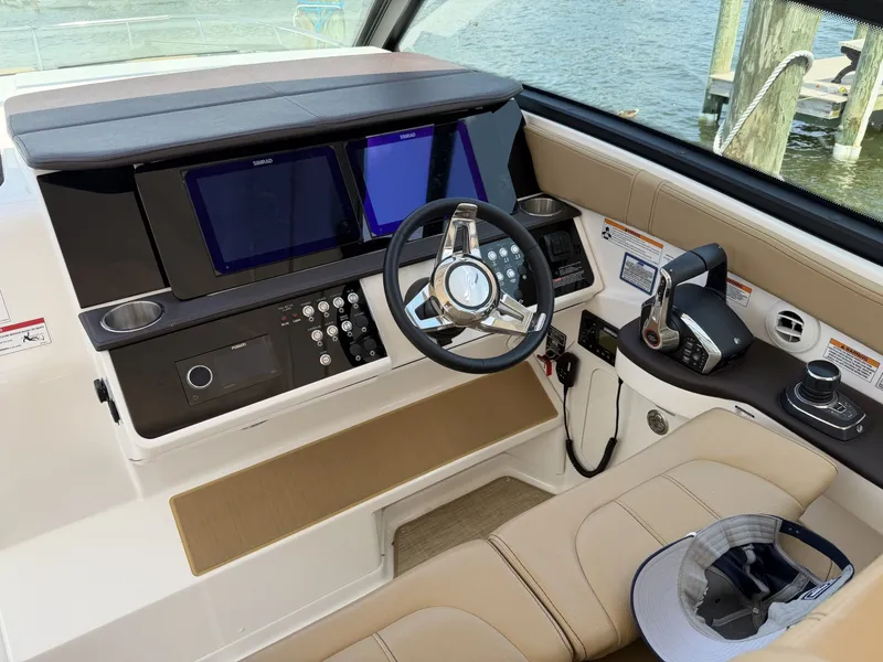 Slide: The Image of Sea Ray 320 Sundancer OB 2025 - 7156484