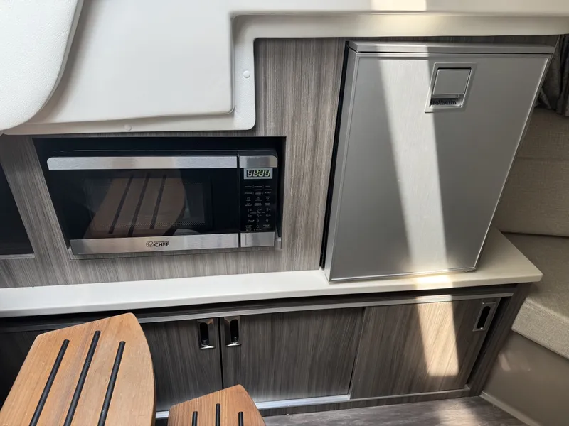 Slide: The Image of Sea Ray 320 Sundancer OB 2025 - 7408941