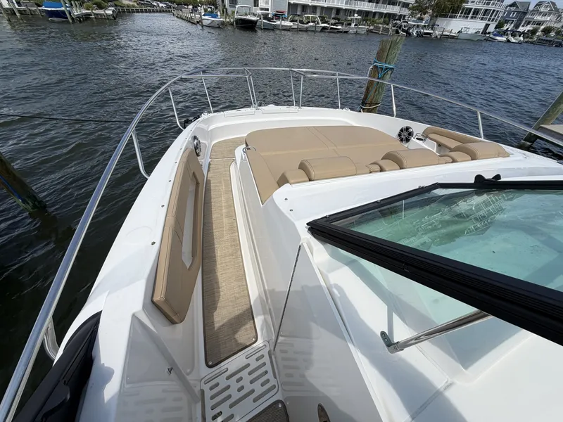 Slide: The Image of Sea Ray 320 Sundancer OB 2025 - 7156479