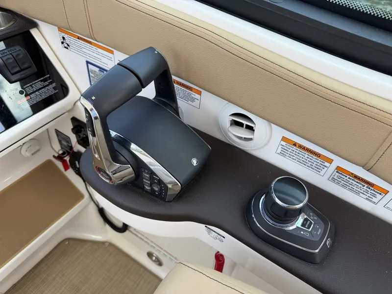 Slide: The Image of Sea Ray 320 Sundancer OB 2025 - 7156483