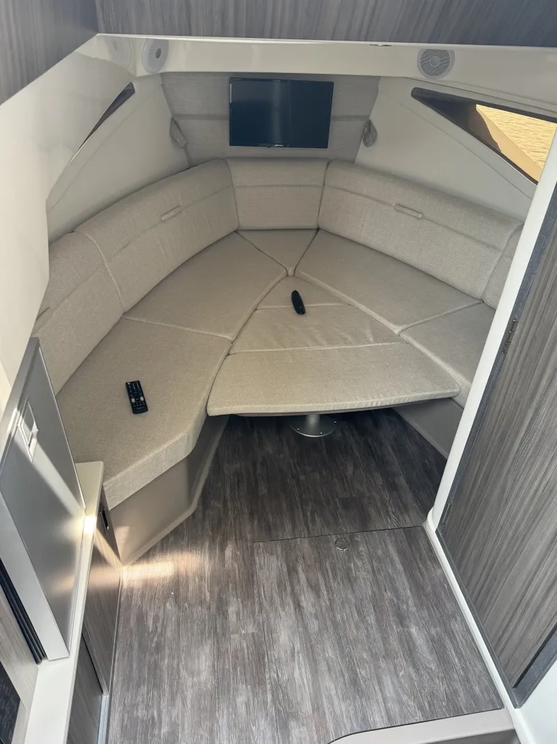 Slide: The Image of Sea Ray 320 Sundancer OB 2025 - 7408945