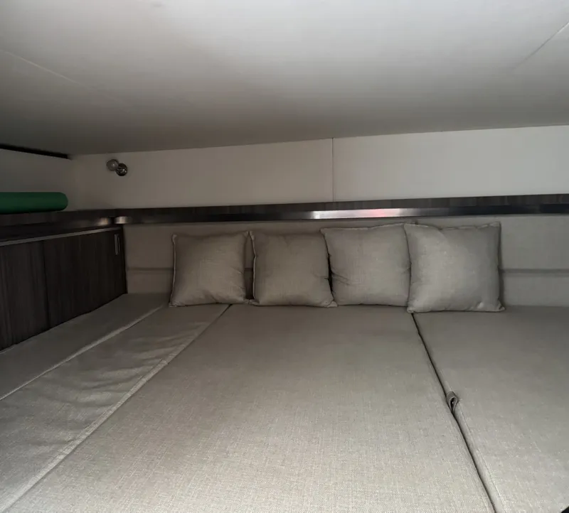 Slide: The Image of Sea Ray 320 Sundancer OB 2025 - 7408944