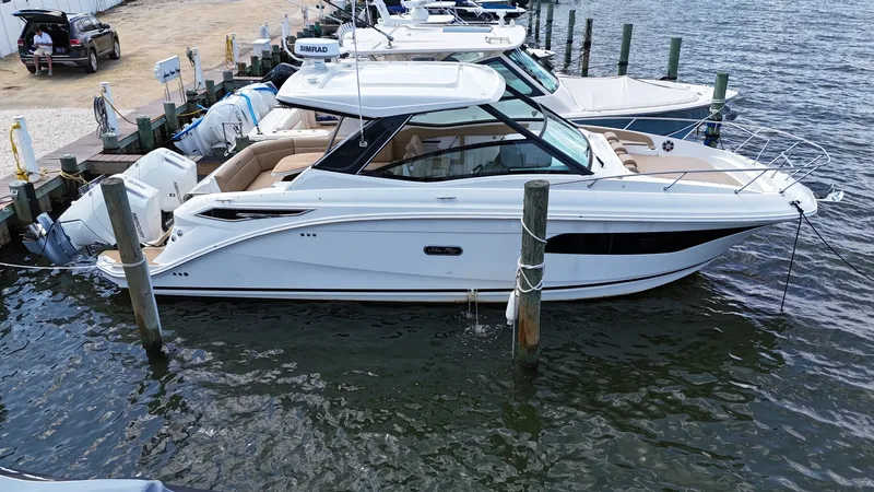 Slide: The Image of Sea Ray 320 Sundancer OB 2025 - 7156475