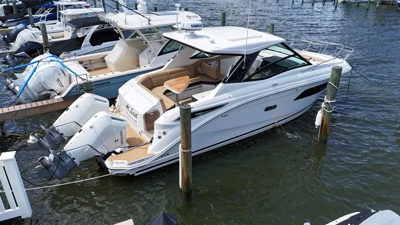 Slide: The Image of Sea Ray 320 Sundancer OB 2025 - 7156474