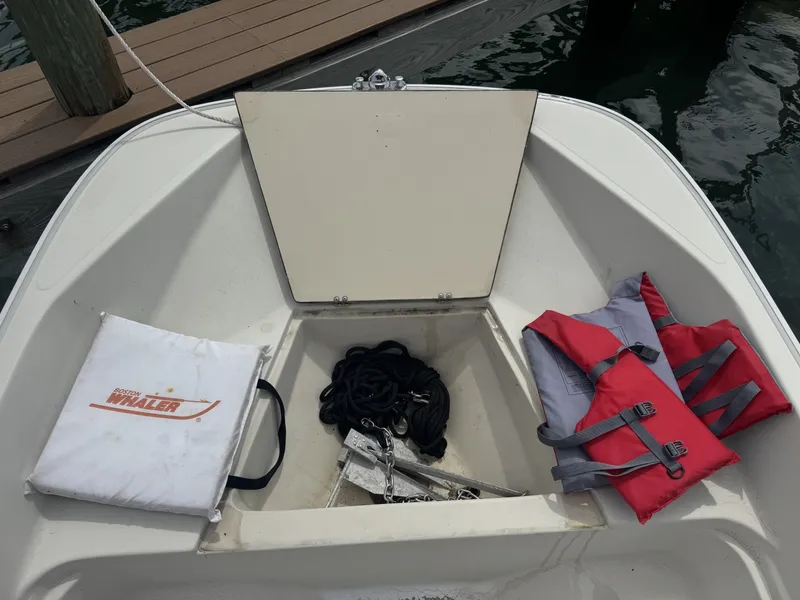Slide: The Image of Boston Whaler 17 Montauk 1992 - 7156534
