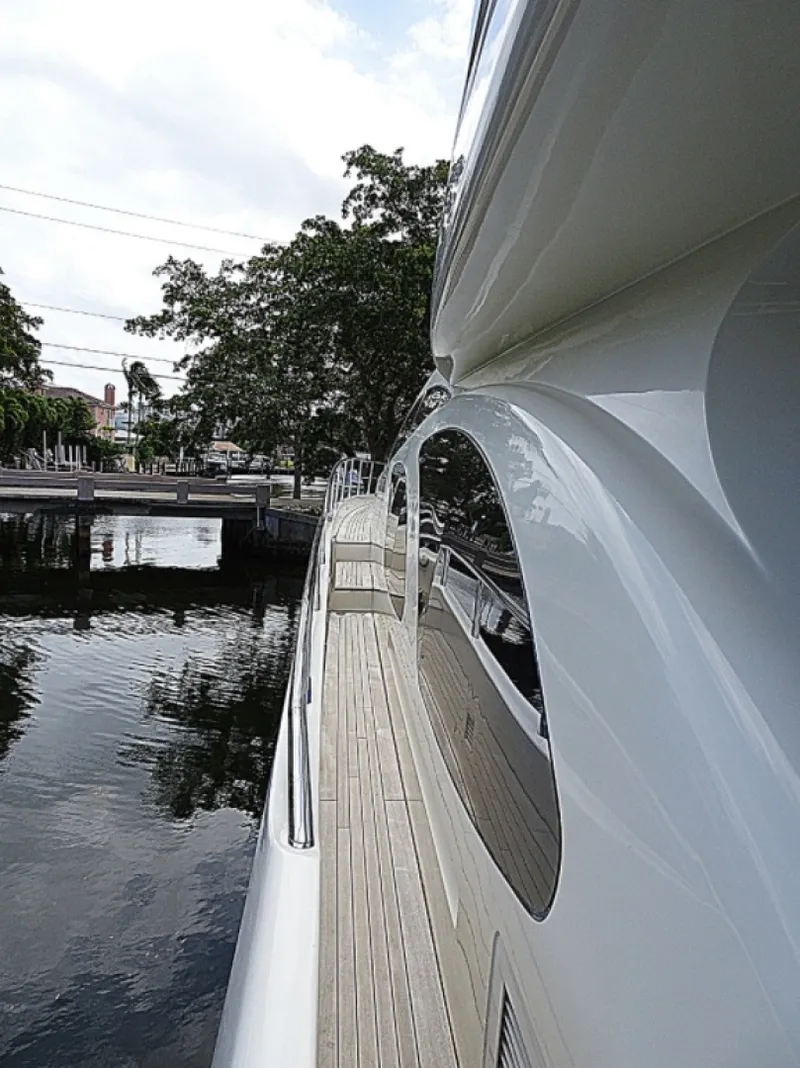 Slide: The Image of Azimut 100 Leonardo 2010 - 7156800