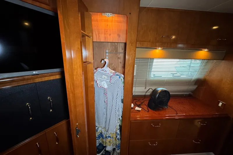 Slide: The Image of Carver Yachts 466 Motor Yacht 2004 - 7159584
