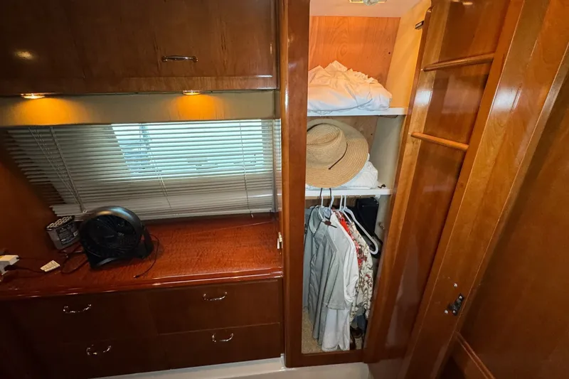 Slide: The Image of Carver Yachts 466 Motor Yacht 2004 - 7159585