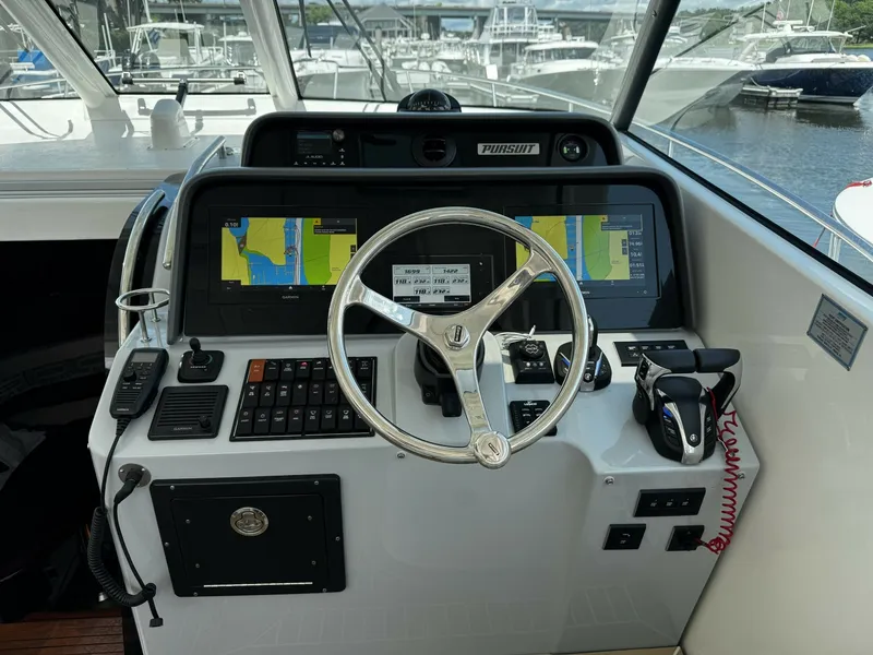 Slide: The Image of Pursuit OS 385 Offshore 2022 - 7160155