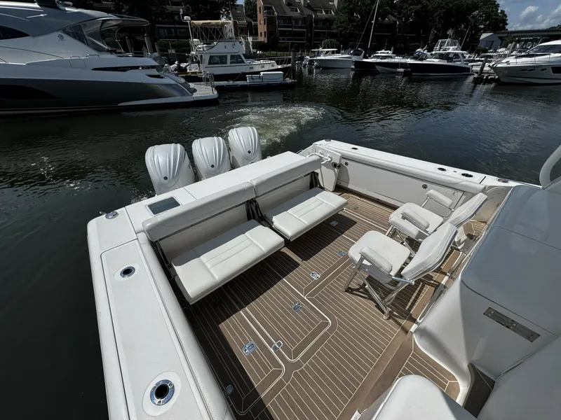 Slide: The Image of Pursuit OS 385 Offshore 2022 - 7160147