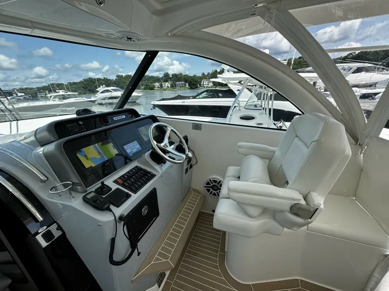 Slide: The Image of Pursuit OS 385 Offshore 2022 - 7160104