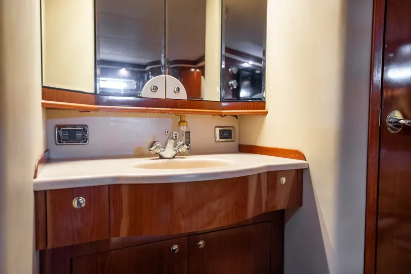 Slide: The Image of Sea Ray 480 Motor Yacht 2002 - 8671971