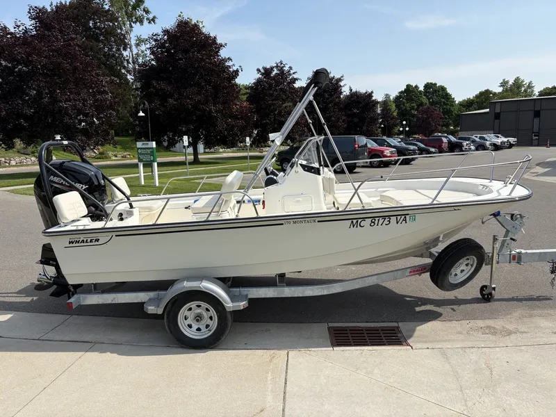 Slide: The Image of Boston Whaler 17 Montauk 2024 - 7160850