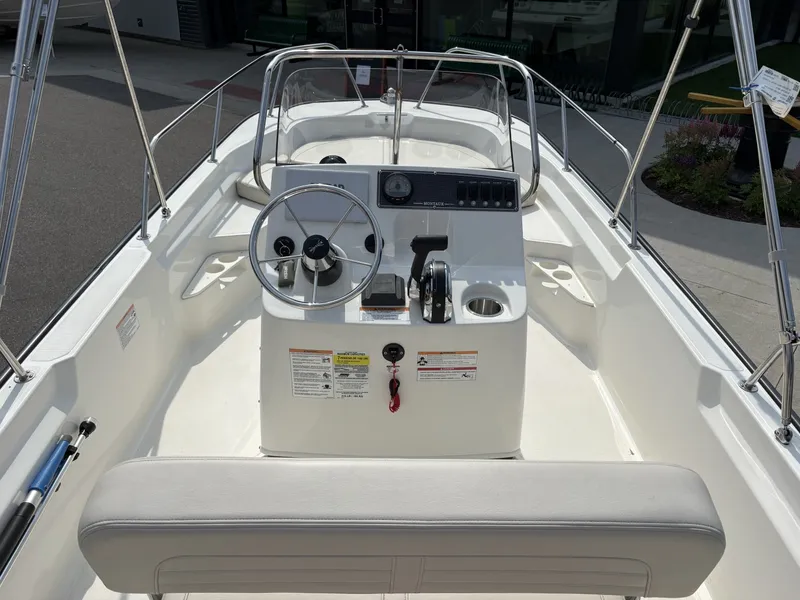 Slide: The Image of Boston Whaler 17 Montauk 2024 - 7160865