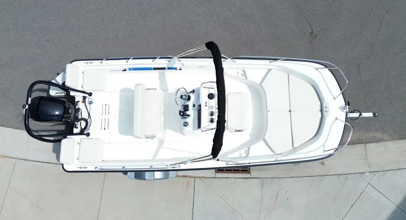 Slide: The Image of Boston Whaler 17 Montauk 2024 - 7160842