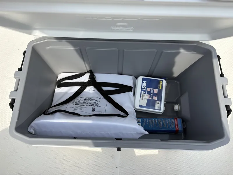 Slide: The Image of Boston Whaler 17 Montauk 2024 - 7160864