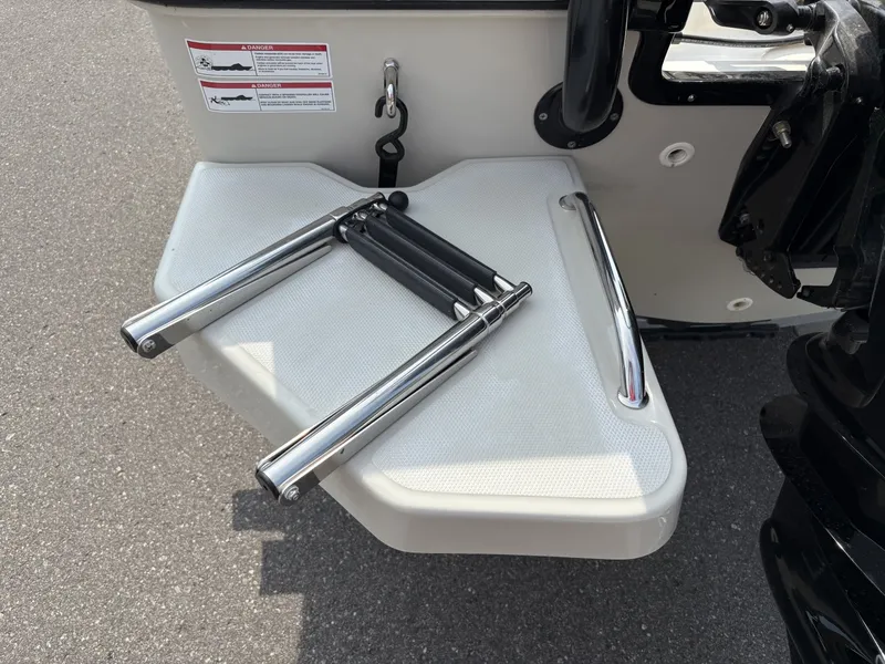 Slide: The Image of Boston Whaler 17 Montauk 2024 - 7160867