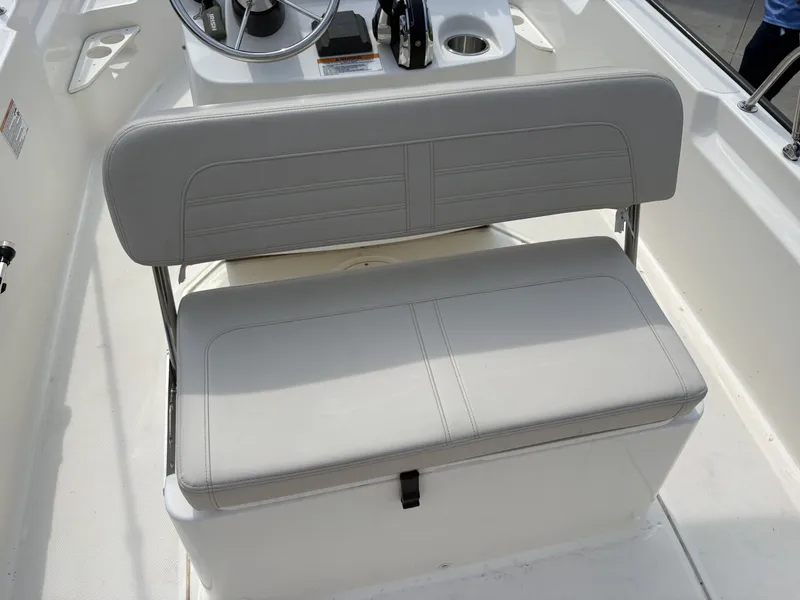 Slide: The Image of Boston Whaler 17 Montauk 2024 - 7160855