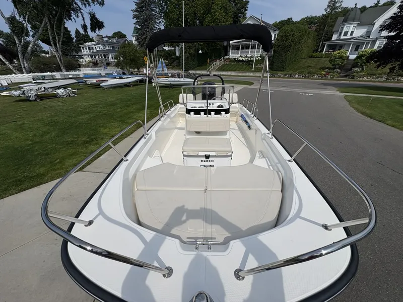 Slide: The Image of Boston Whaler 17 Montauk 2024 - 7160852