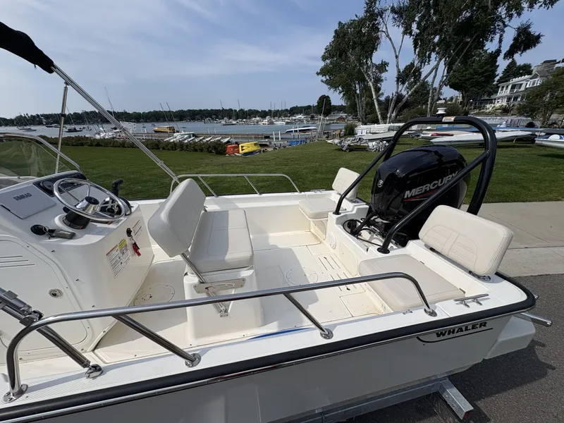 Slide: The Image of Boston Whaler 17 Montauk 2024 - 7160853