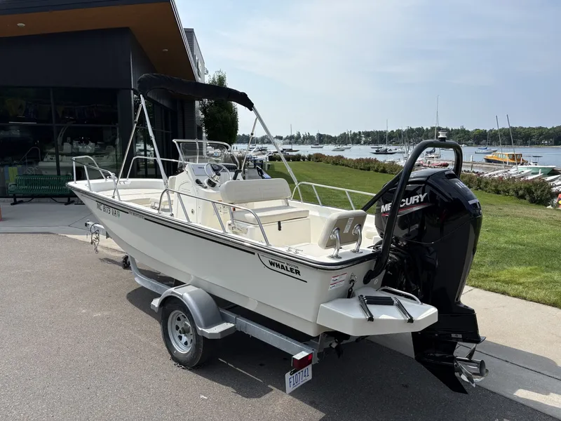 Slide: The Image of Boston Whaler 17 Montauk 2024 - 7160847