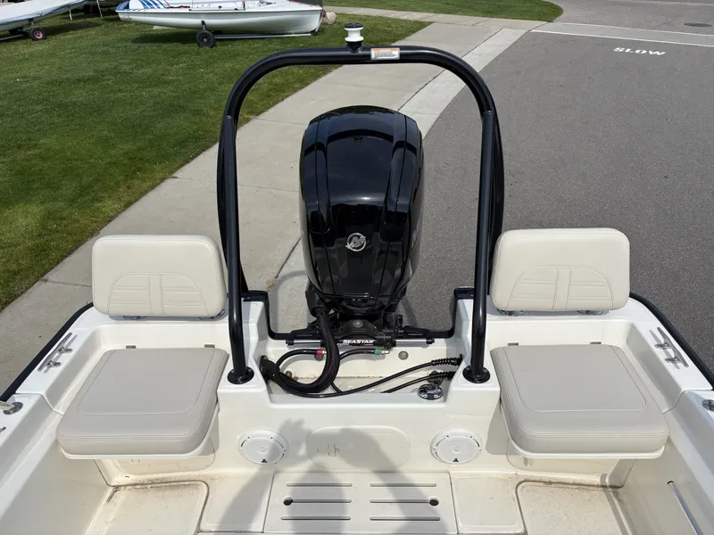 Slide: The Image of Boston Whaler 17 Montauk 2024 - 7160854