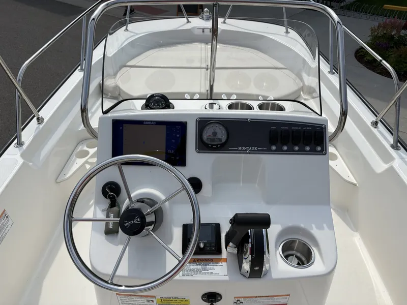 Slide: The Image of Boston Whaler 17 Montauk 2024 - 7160857