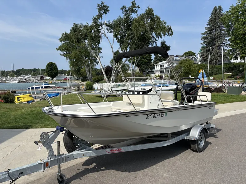 Slide: The Image of Boston Whaler 17 Montauk 2024 - 7160845