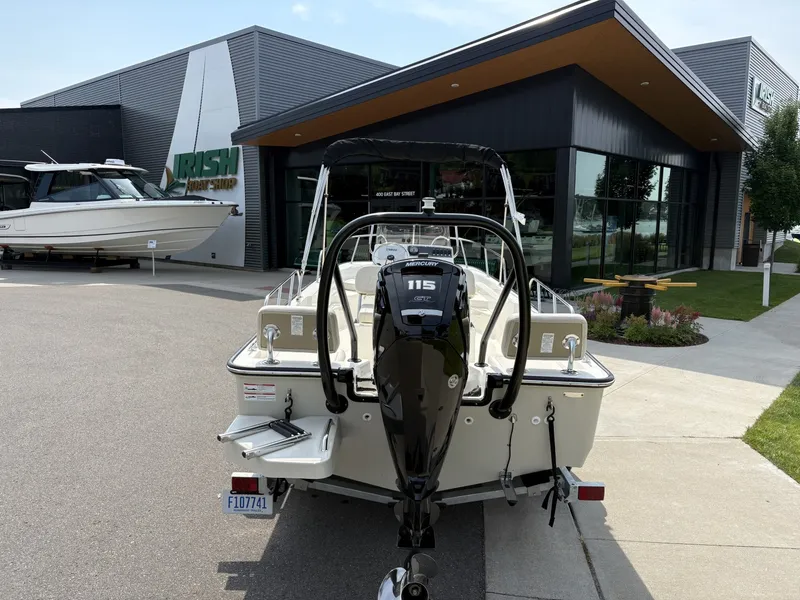 Slide: The Image of Boston Whaler 17 Montauk 2024 - 7160848