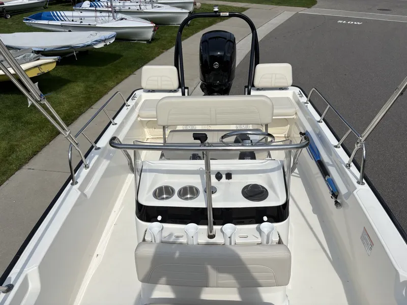 Slide: The Image of Boston Whaler 17 Montauk 2024 - 7160863