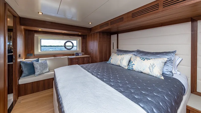 Slide: The Image of Sirena Flybridge 2023 - 7163020