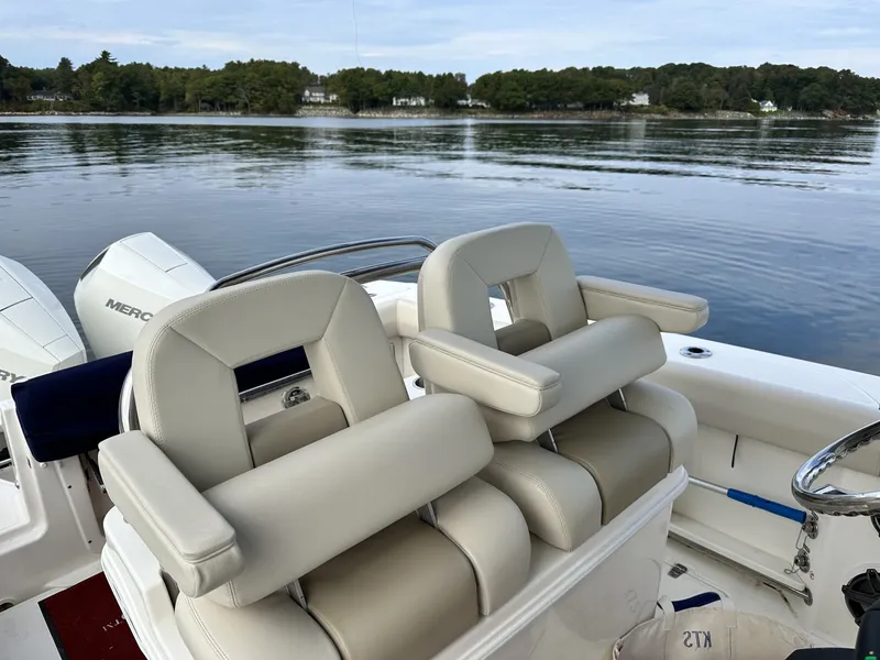 Slide: The Image of Boston Whaler 250 Outrage 2024 - 7163906
