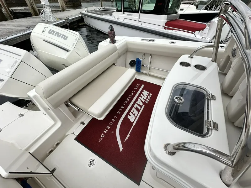 Slide: The Image of Boston Whaler 250 Outrage 2024 - 7163901