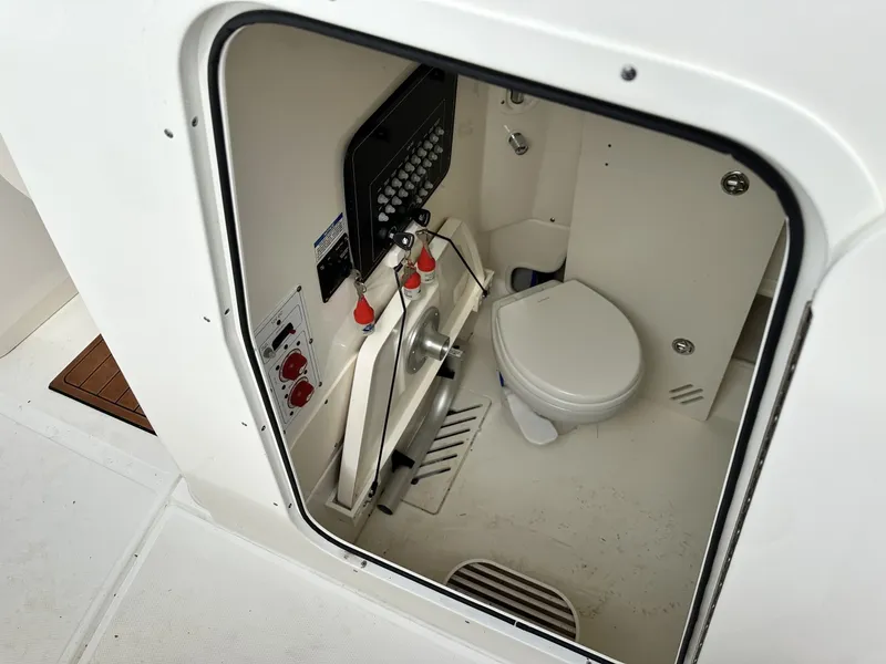 Slide: The Image of Boston Whaler 250 Outrage 2024 - 7163910