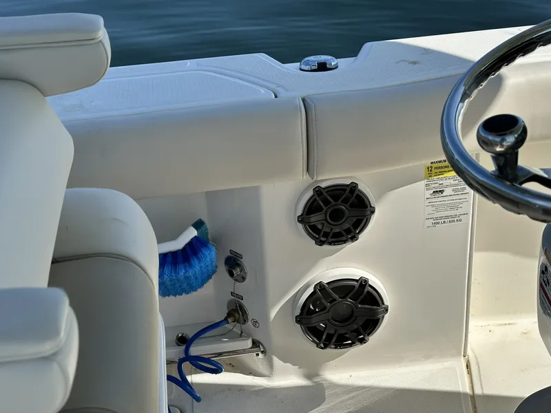 Slide: The Image of Boston Whaler 250 Outrage 2024 - 7163888