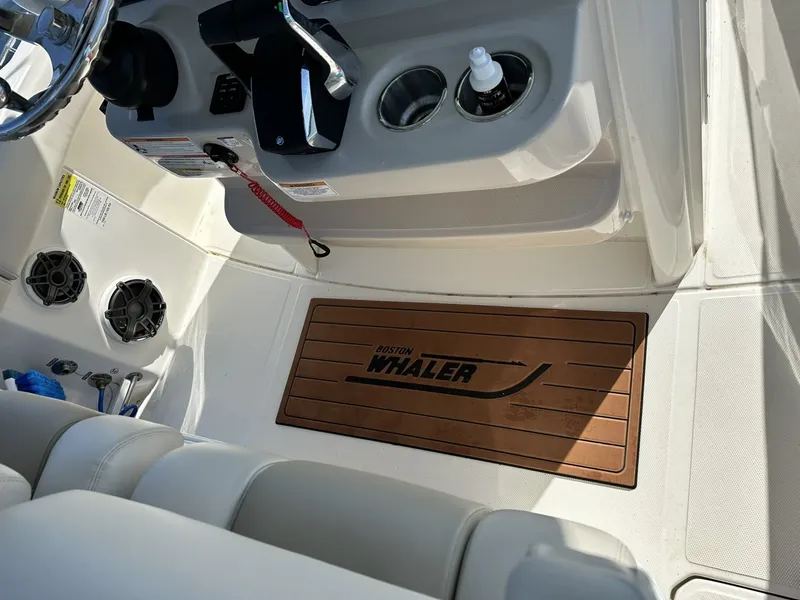 Slide: The Image of Boston Whaler 250 Outrage 2024 - 7163887