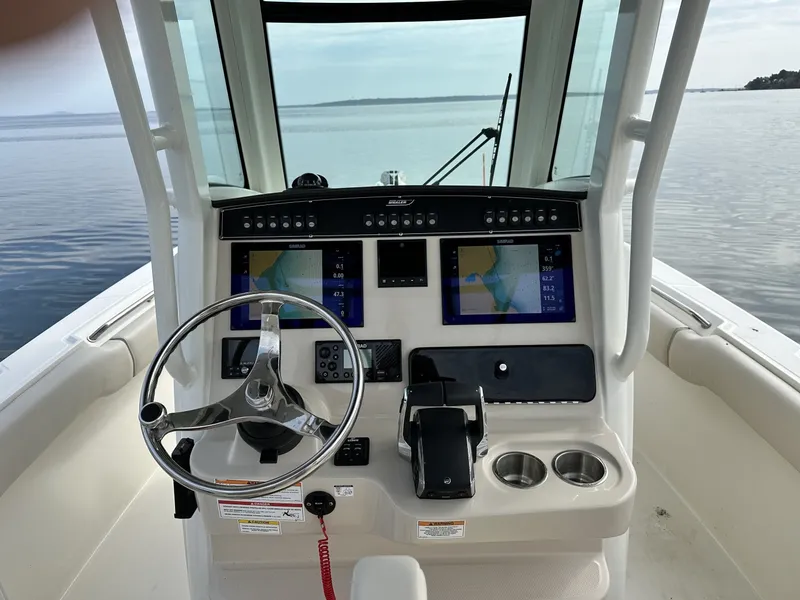 Slide: The Image of Boston Whaler 250 Outrage 2024 - 7163912