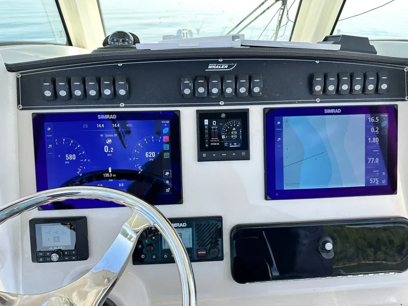 Slide: The Image of Boston Whaler 250 Outrage 2024 - 7163885