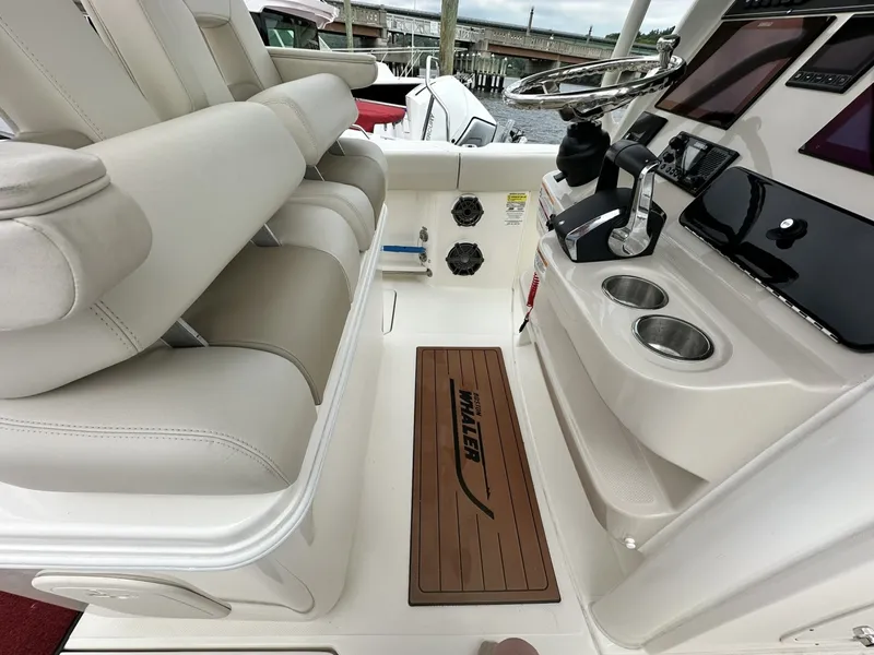 Slide: The Image of Boston Whaler 250 Outrage 2024 - 7163900