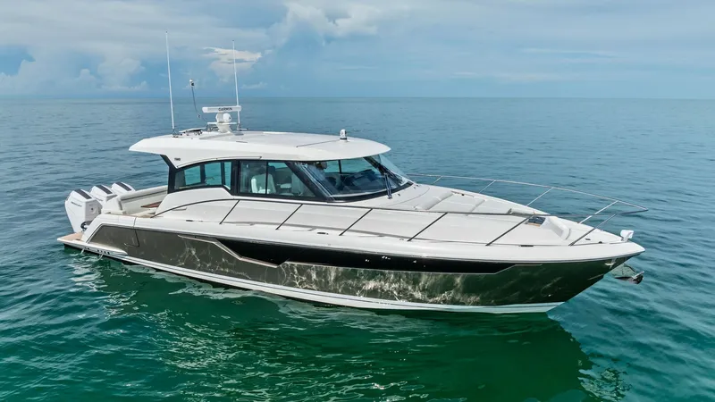 Slide: The Image of Starboard View of Tiara 48LE This image showcases the sleek and modern starboard side of the 2025 Tiara Yachts 48LE. The yacht's elegant profile is highlighted by its streamlined hull and large, tinted windows that promise an abundance of natural light inside. With powerful outboard - 7403596