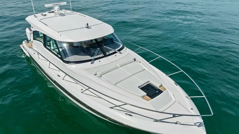 Slide: The Image of Elegant Bow with Sunpad Lounge The Tiara Yachts 48LE showcases a sleek bow design featuring a luxurious sunpad lounge, perfect for relaxation. The smooth contours and stainless-steel railings enhance safety while maintaining a streamlined aesthetic. This area offers an inviting space f - 7403595