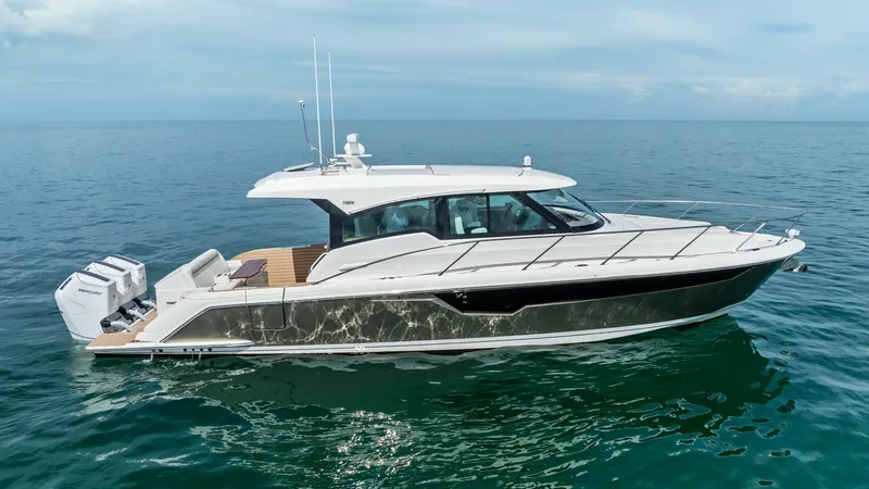 The Image of Starboard Profile with Expansive Deck The Tiara Yachts 48LE showcases a sleek starboard profile, emphasizing its modern design and elegant lines. The spacious aft deck is equipped with comfortable seating, perfect for social gatherings or relaxing while cruising. With powerful outboard engine - 7403586